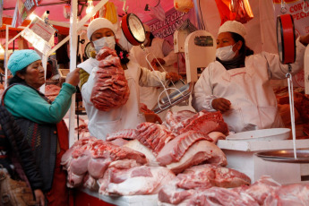 La Paz, Bolivia.- In the photos taken on December 27, 2022, Bolivians buy food in a market in La Paz. The Minister of Economy and Public Finance of Bolivia, Marcelo Montenegro, stressed that Bolivia, unlike other countries, 