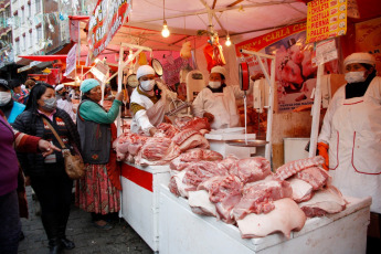 La Paz, Bolivia.- In the photos taken on December 27, 2022, Bolivians buy food in a market in La Paz. The Minister of Economy and Public Finance of Bolivia, Marcelo Montenegro, stressed that Bolivia, unlike other countries, 