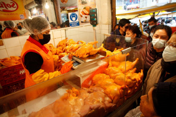 La Paz, Bolivia.- In the photos taken on December 27, 2022, Bolivians buy food in a market in La Paz. The Minister of Economy and Public Finance of Bolivia, Marcelo Montenegro, stressed that Bolivia, unlike other countries, 