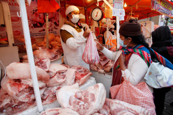 La Paz, Bolivia.- In the photos taken on December 27, 2022, Bolivians buy food in a market in La Paz. The Minister of Economy and Public Finance of Bolivia, Marcelo Montenegro, stressed that Bolivia, unlike other countries, 