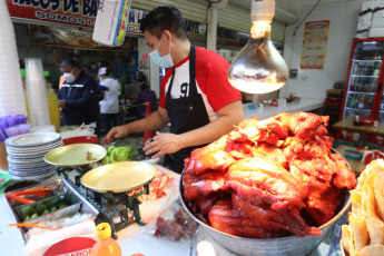 Guadalajara, Mexico.- In photos taken on May 12, 2023, people buy food at a local market in Guadalajara, Mexico. The general inflation rate decreased in Mexico to 6.25% annually in April, its lowest level since October 2021, reported the National Institute of Statistics and Geography (Inegi). The data represents three consecutive months of decline, after the index of 6.85% in March, 7.62% in February, 7.91% in January and 7.82% last December, when inflation had its largest annual closing in 22 years and so far this century.