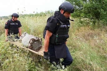 Ivano-Frankivsk, Ucrania.- En las fotos tomadas el 11 de agosto del 2023, unidades de emergencia destruyeron la ojiva y los restos de un cohete ruso. El ejército ruso lanzó cuatro misiles hipersónicos Kinzhal contra la región de Ivano-Frankivsk, en el oeste de Ucrania, y solo uno de ellos pudo ser interceptado, indicó el ejército del aire ucraniano. Los otros impactaron cerca de un aeródromo y dañaron infraestructuras civiles, además uno de ellos impactó en una zona residencial