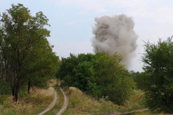 Ivano-Frankivsk, Ucrania.- En las fotos tomadas el 11 de agosto del 2023, unidades de emergencia destruyeron la ojiva y los restos de un cohete ruso. El ejército ruso lanzó cuatro misiles hipersónicos Kinzhal contra la región de Ivano-Frankivsk, en el oeste de Ucrania, y solo uno de ellos pudo ser interceptado, indicó el ejército del aire ucraniano. Los otros impactaron cerca de un aeródromo y dañaron infraestructuras civiles, además uno de ellos impactó en una zona residencial