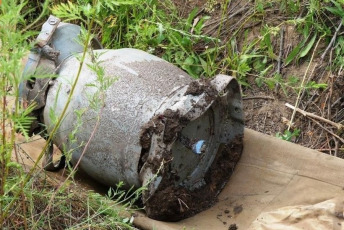 Ivano-Frankivsk, Ucrania.- En las fotos tomadas el 11 de agosto del 2023, unidades de emergencia destruyeron la ojiva y los restos de un cohete ruso. El ejército ruso lanzó cuatro misiles hipersónicos Kinzhal contra la región de Ivano-Frankivsk, en el oeste de Ucrania, y solo uno de ellos pudo ser interceptado, indicó el ejército del aire ucraniano. Los otros impactaron cerca de un aeródromo y dañaron infraestructuras civiles, además uno de ellos impactó en una zona residencial