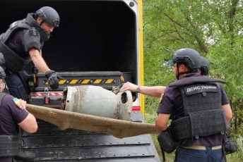Ivano-Frankivsk, Ucrania.- En las fotos tomadas el 11 de agosto del 2023, unidades de emergencia destruyeron la ojiva y los restos de un cohete ruso. El ejército ruso lanzó cuatro misiles hipersónicos Kinzhal contra la región de Ivano-Frankivsk, en el oeste de Ucrania, y solo uno de ellos pudo ser interceptado, indicó el ejército del aire ucraniano. Los otros impactaron cerca de un aeródromo y dañaron infraestructuras civiles, además uno de ellos impactó en una zona residencial