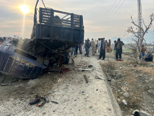 Bajaur.- En la foto tomada el 8 de enero de 2024, el sitio de la explosión en el distrito de Bajaur, en la provincia de Khyber Pakhtunkhwa, al noroeste de Pakistán y junto a la frontera con Afganistán. Al menos cinco agentes de Policía han muerto y otros diez han resultado heridos tras la explosión de una bomba contra un vehículo policial.