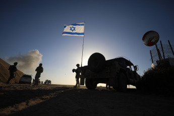 Franja de Gaza.- En las fotos tomadas el 5 de marzo del 2024, miembros de las Fuerzas Armadas participan de un entrenamiento militar cerca de la frontera con la Franja de Gaza. El Ejército israelí aseguró este martes que continúa su ofensiva en el flanco occidental de Jan Yunis, la principal urbe del sur de la Franja de Gaza cuya ofensiva inició el pasado 1 de diciembre, y donde dijo haber detenido a decenas de milicianos de Hamás y de la Yihad Islámica.