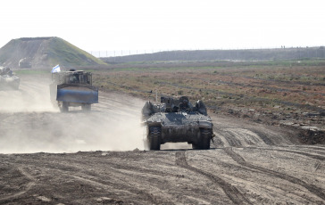 Franja de Gaza.- En las fotos tomadas el 5 de marzo del 2024, miembros de las Fuerzas Armadas participan de un entrenamiento militar cerca de la frontera con la Franja de Gaza. El Ejército israelí aseguró este martes que continúa su ofensiva en el flanco occidental de Jan Yunis, la principal urbe del sur de la Franja de Gaza cuya ofensiva inició el pasado 1 de diciembre, y donde dijo haber detenido a decenas de milicianos de Hamás y de la Yihad Islámica.