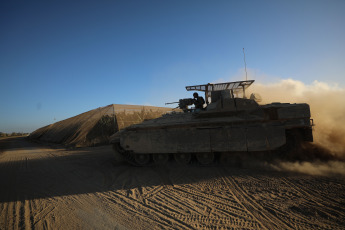 Franja de Gaza.- En las fotos tomadas el 5 de marzo del 2024, miembros de las Fuerzas Armadas participan de un entrenamiento militar cerca de la frontera con la Franja de Gaza. El Ejército israelí aseguró este martes que continúa su ofensiva en el flanco occidental de Jan Yunis, la principal urbe del sur de la Franja de Gaza cuya ofensiva inició el pasado 1 de diciembre, y donde dijo haber detenido a decenas de milicianos de Hamás y de la Yihad Islámica.