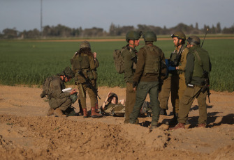 Franja de Gaza.- En las fotos tomadas el 5 de marzo del 2024, miembros de las Fuerzas Armadas participan de un entrenamiento militar cerca de la frontera con la Franja de Gaza. El Ejército israelí aseguró este martes que continúa su ofensiva en el flanco occidental de Jan Yunis, la principal urbe del sur de la Franja de Gaza cuya ofensiva inició el pasado 1 de diciembre, y donde dijo haber detenido a decenas de milicianos de Hamás y de la Yihad Islámica.