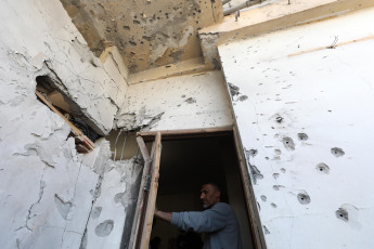 Franja de Gaza.- En las fotos tomadas el 21 de marzo del 2024, la gente inspecciona un edificio dañado tras una incursión israelí en el campo de refugiados palestinos de Nour Shams, en la ciudad de Tulkarm. Seis palestinos, murieron durante una incursión del ejército israelí en el campo de refugiados palestinos de Nour Shams, informó la agencia de noticias palestina WAFA, citando fuentes locales.