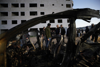 Franja de Gaza.- En las fotos tomadas el 21 de marzo del 2024, muestra un vehículo destruido tras un ataque aéreo israelí en la ciudad de Jenin, en Cisjordania, el 20 de marzo de 2024. La Sociedad de la Media Luna Roja Palestina (PRCS, siglas en inglés) informó que tres civiles murieron por ataques con aviones no tripulados de Israel contra un vehículo palestino en las afueras de Jenin, al norte de Cisjordania ocupada.