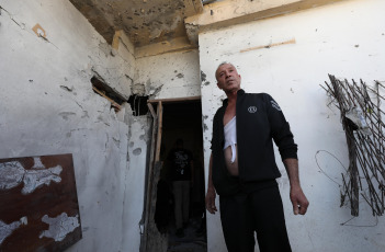 Gaza Strip.- In photos taken on March 21, 2024, people inspect a building damaged after an Israeli raid on the Nour Shams Palestinian refugee camp, in the city of Tulkarm. Six Palestinians were killed during an Israeli army raid on the Nour Shams Palestinian refugee camp, the Palestinian news agency WAFA reported, citing local sources.