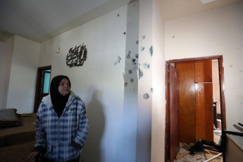 Gaza Strip.- In photos taken on March 21, 2024, people inspect a building damaged after an Israeli raid on the Nour Shams Palestinian refugee camp, in the city of Tulkarm. Six Palestinians were killed during an Israeli army raid on the Nour Shams Palestinian refugee camp, the Palestinian news agency WAFA reported, citing local sources.