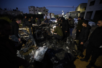 Franja de Gaza.- En las fotos tomadas el 21 de marzo del 2024, muestra un vehículo destruido tras un ataque aéreo israelí en la ciudad de Jenin, en Cisjordania, el 20 de marzo de 2024. La Sociedad de la Media Luna Roja Palestina (PRCS, siglas en inglés) informó que tres civiles murieron por ataques con aviones no tripulados de Israel contra un vehículo palestino en las afueras de Jenin, al norte de Cisjordania ocupada.