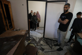 Gaza Strip.- In photos taken on March 21, 2024, people inspect a building damaged after an Israeli raid on the Nour Shams Palestinian refugee camp, in the city of Tulkarm. Six Palestinians were killed during an Israeli army raid on the Nour Shams Palestinian refugee camp, the Palestinian news agency WAFA reported, citing local sources.