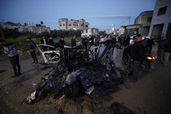 Franja de Gaza.- En las fotos tomadas el 21 de marzo del 2024, muestra un vehículo destruido tras un ataque aéreo israelí en la ciudad de Jenin, en Cisjordania, el 20 de marzo de 2024. La Sociedad de la Media Luna Roja Palestina (PRCS, siglas en inglés) informó que tres civiles murieron por ataques con aviones no tripulados de Israel contra un vehículo palestino en las afueras de Jenin, al norte de Cisjordania ocupada.