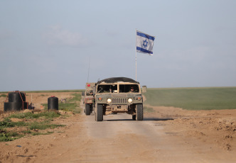 Franja de Gaza.- En las fotos tomadas el 5 de marzo del 2024, miembros de las Fuerzas Armadas participan de un entrenamiento militar cerca de la frontera con la Franja de Gaza. El Ejército israelí aseguró este martes que continúa su ofensiva en el flanco occidental de Jan Yunis, la principal urbe del sur de la Franja de Gaza cuya ofensiva inició el pasado 1 de diciembre, y donde dijo haber detenido a decenas de milicianos de Hamás y de la Yihad Islámica.