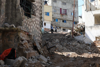 Gaza Strip.- In photos taken on March 21, 2024, people inspect a building damaged after an Israeli raid on the Nour Shams Palestinian refugee camp, in the city of Tulkarm. Six Palestinians were killed during an Israeli army raid on the Nour Shams Palestinian refugee camp, the Palestinian news agency WAFA reported, citing local sources.