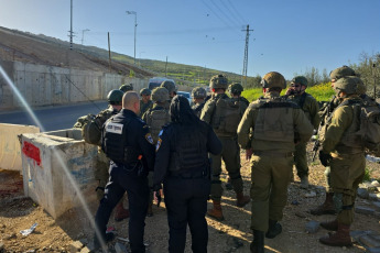 Israel.- En las fotos, muestra la escena de un ataque con arma blanca cerca de la aldea palestina de Huwara en Samaria el 5 de marzo de 2024. Un palestino de 16 años intentó apuñalar a un soldado que resultó con heridas graves cerca de la localidad de Huwara. Las fuerzas israelíes desplegadas en el lugar lograron neutralizarlo. El atacante fue identificado como Muhamad Hisham Muhamad Shehadeh, de 16 años.