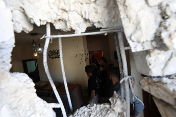 Gaza Strip.- In photos taken on March 21, 2024, people inspect a building damaged after an Israeli raid on the Nour Shams Palestinian refugee camp, in the city of Tulkarm. Six Palestinians were killed during an Israeli army raid on the Nour Shams Palestinian refugee camp, the Palestinian news agency WAFA reported, citing local sources.