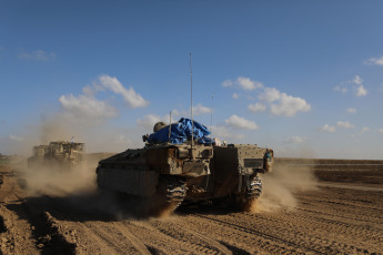 Franja de Gaza.- En las fotos tomadas el 5 de marzo del 2024, miembros de las Fuerzas Armadas participan de un entrenamiento militar cerca de la frontera con la Franja de Gaza. El Ejército israelí aseguró este martes que continúa su ofensiva en el flanco occidental de Jan Yunis, la principal urbe del sur de la Franja de Gaza cuya ofensiva inició el pasado 1 de diciembre, y donde dijo haber detenido a decenas de milicianos de Hamás y de la Yihad Islámica.