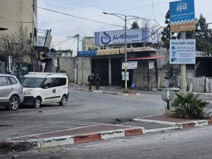 Cisjordania.- En las fotos tomadas el 7 de abril del 2024, miembros de las fuerzas de Defensa Israelí (FDI), investigan el lugar donde un hombre armado salió de un coche y abrió fuego contra vehículos en el cruce Nabi Elias de la autopista 55. Tras el ataque, una mujer soldado israelí resultó gravemente herida, mientras que un civil sufrió heridas leves.