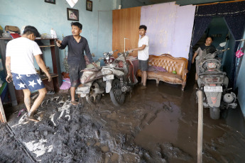 Sumatra Occidental, Indonesia.Personas limpian una casa dañada en la aldea de Nagari Bukik Batabuah afectada por la erupción del Monte Marapi, Sumatra Occidental, Indonesia, el 6 de abril de 2024.