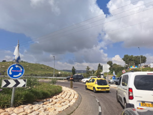 Cisjordania.- En las fotos tomadas el 7 de abril del 2024, miembros de las fuerzas de Defensa Israelí (FDI), investigan el lugar donde un hombre armado salió de un coche y abrió fuego contra vehículos en el cruce Nabi Elias de la autopista 55. Tras el ataque, una mujer soldado israelí resultó gravemente herida, mientras que un civil sufrió heridas leves.