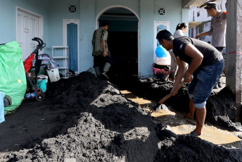 Sumatra Occidental, Indonesia.Personas limpian una casa dañada en la aldea de Nagari Bukik Batabuah afectada por la erupción del Monte Marapi, Sumatra Occidental, Indonesia, el 6 de abril de 2024.