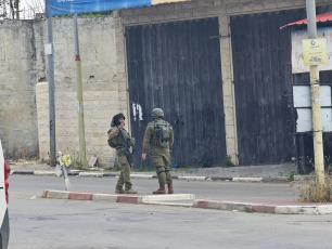 Cisjordania.- En las fotos tomadas el 7 de abril del 2024, miembros de las fuerzas de Defensa Israelí (FDI), investigan el lugar donde un hombre armado salió de un coche y abrió fuego contra vehículos en el cruce Nabi Elias de la autopista 55. Tras el ataque, una mujer soldado israelí resultó gravemente herida, mientras que un civil sufrió heridas leves.