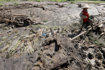 Sumatra Occidental, Indonesia.Personas limpian una casa dañada en la aldea de Nagari Bukik Batabuah afectada por la erupción del Monte Marapi, Sumatra Occidental, Indonesia, el 6 de abril de 2024.