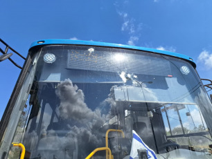 Cisjordania.- En las fotos tomadas el 7 de abril del 2024, miembros de las fuerzas de Defensa Israelí (FDI), investigan el lugar donde un hombre armado salió de un coche y abrió fuego contra vehículos en el cruce Nabi Elias de la autopista 55. Tras el ataque, una mujer soldado israelí resultó gravemente herida, mientras que un civil sufrió heridas leves.