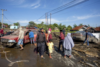 Sumatra Occidental, Indonesia.Personas limpian una casa dañada en la aldea de Nagari Bukik Batabuah afectada por la erupción del Monte Marapi, Sumatra Occidental, Indonesia, el 6 de abril de 2024.