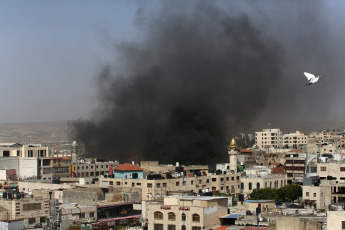 Jenín, Cisjordania.- En las fotos, muestra vehículos militares durante una incursión israelí en la ciudad de Jenin, en Cisjordania, el 21 de mayo de 2024. Siete palestinos murieron y al menos 12 resultaron heridos durante enfrentamientos desatados en una redada del Ejército israelí en el campo de refugiados de Jenín, en el norte de Cisjordania, uno de los bastiones del movimiento miliciano palestino.