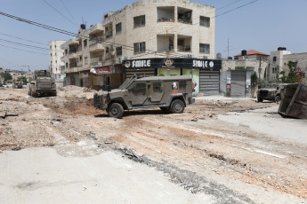 Jenín, Cisjordania.- En las fotos, muestra vehículos militares durante una incursión israelí en la ciudad de Jenin, en Cisjordania, el 21 de mayo de 2024. Siete palestinos murieron y al menos 12 resultaron heridos durante enfrentamientos desatados en una redada del Ejército israelí en el campo de refugiados de Jenín, en el norte de Cisjordania, uno de los bastiones del movimiento miliciano palestino.