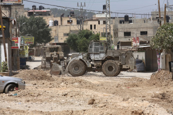 Jenín, Cisjordania.- En las fotos, muestra vehículos militares durante una incursión israelí en la ciudad de Jenin, en Cisjordania, el 21 de mayo de 2024. Siete palestinos murieron y al menos 12 resultaron heridos durante enfrentamientos desatados en una redada del Ejército israelí en el campo de refugiados de Jenín, en el norte de Cisjordania, uno de los bastiones del movimiento miliciano palestino.