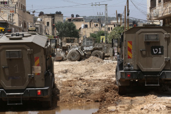 Jenín, Cisjordania.- En las fotos, muestra vehículos militares durante una incursión israelí en la ciudad de Jenin, en Cisjordania, el 21 de mayo de 2024. Siete palestinos murieron y al menos 12 resultaron heridos durante enfrentamientos desatados en una redada del Ejército israelí en el campo de refugiados de Jenín, en el norte de Cisjordania, uno de los bastiones del movimiento miliciano palestino.