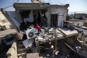 Cisjordania, Palestina.- En las fotos, muestra los daños tras una incursión del ejército israelí en la aldea de Kafr Dan, al noroeste de Jenin, en el norte de Cisjordania, el 13 de junio de 2024. Las fuerzas de ocupación israelíes irrumpieron en la ciudad cisjordana de Jenin, mientras que se registraron nuevos enfrentamientos en la localidad de Hebrón. De acuerdo a medios locales, las fuerzas de ocupación israelíes detuvieron a cinco palestinos de los distritos ocupados de Hebrón y Jenin en Cisjordania, a los que sumaron el arresto de cuatro personas, incluidos tres hermanos, de la localidad de Ifqeiqis.