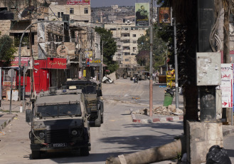 Cisjordania, Palestina.- En las fotos, muestra las calles durante una incursión militar israelí en la ciudad de Qabatiya, al sur de la ciudad de Jenin, en Cisjordania, el 14 de junio de 2024. Dos palestinos murieron este jueves durante una redada que se prolongó durante 13 horas por parte del Ejército de Israel en los alrededores de la localidad de Yenín, en la Cisjordania ocupada. Cisjordania ocupada vive su mayor espiral de violencia desde la Segunda Intifada (2000-2005), y en lo que va de 2024 al menos 215 palestinos han muerto por fuego israelí.