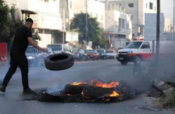 Cisjordania, Palestina.- En las fotos, muestra el caoe en las calles de la ciudad de Naplusa, en el norte de Cisjordania, durante una ofensiva israelí el 3 de junio de 2024. Dos palestinos murieron y otros seis resultaron heridos el lunes durante una operación militar israelí en la ciudad de Nablus, en el norte de Cisjordania, dijo el Ministerio de Salud palestino.