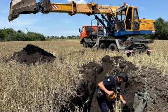 Zaporizhzhya, Ukraine.- In the photos, experts from the State Emergency Service detonated an unexploded aerial bomb in the Pologiv district of the Zaporizhzhya region, Ukraine on June 25, 2024. Russia attacked energy facilities and arsenals during the last day with weapons supplied by the West in Ukraine in response to Ukrainian attacks against its energy system, the Russian Defense Ministry reported. The overnight attacks also damaged homes and a daycare center in the western region of Ivano-Frankivsk, authorities in that region said.
