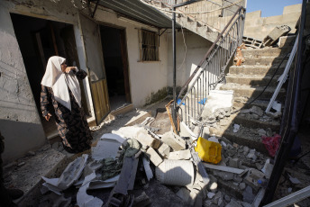 Cisjordania, Palestina.- En las fotos, muestra los daños tras una incursión del ejército israelí en la aldea de Kafr Dan, al noroeste de Jenin, en el norte de Cisjordania, el 13 de junio de 2024. Las fuerzas de ocupación israelíes irrumpieron en la ciudad cisjordana de Jenin, mientras que se registraron nuevos enfrentamientos en la localidad de Hebrón. De acuerdo a medios locales, las fuerzas de ocupación israelíes detuvieron a cinco palestinos de los distritos ocupados de Hebrón y Jenin en Cisjordania, a los que sumaron el arresto de cuatro personas, incluidos tres hermanos, de la localidad de Ifqeiqis.