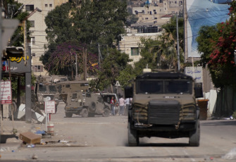 Cisjordania, Palestina.- En las fotos, muestra las calles durante una incursión militar israelí en la ciudad de Qabatiya, al sur de la ciudad de Jenin, en Cisjordania, el 14 de junio de 2024. Dos palestinos murieron este jueves durante una redada que se prolongó durante 13 horas por parte del Ejército de Israel en los alrededores de la localidad de Yenín, en la Cisjordania ocupada. Cisjordania ocupada vive su mayor espiral de violencia desde la Segunda Intifada (2000-2005), y en lo que va de 2024 al menos 215 palestinos han muerto por fuego israelí.