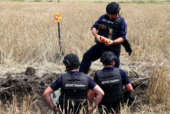 Zaporizhzhya, Ukraine.- In the photos, experts from the State Emergency Service detonated an unexploded aerial bomb in the Pologiv district of the Zaporizhzhya region, Ukraine on June 25, 2024. Russia attacked energy facilities and arsenals during the last day with weapons supplied by the West in Ukraine in response to Ukrainian attacks against its energy system, the Russian Defense Ministry reported. The overnight attacks also damaged homes and a daycare center in the western region of Ivano-Frankivsk, authorities in that region said.