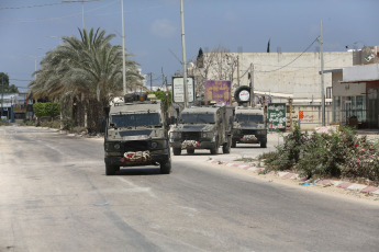 Cisjordania, Palestina.- En las fotos, muestra a militares israelíes durante una incursión israelí en el campo de refugiados de Nour Shams, al este de la ciudad de Tulkarm, en Cisjordania, el 2 de julio de 2024. La ocupación israelí asesinó este domingo a un combatiente de la Resistencia palestina al bombardear durante un ataque aéreo una casa en Tulkarm al norte de Cisjordania, informó la corresponsal de Al Mayadeen. A causa del bombardeo, el Ministerio de Salud palestino anunció que un joven murió y otros cinco resultaron heridos.