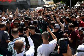 Cisjordania, Palestina.- En las fotos, durante el funeral de Nidal Ziad Al-Amer, después de que fuera asesinado por las fuerzas israelíes en la ciudad de Jenin, en Cisjordania, el 3 de julio de 2024. Un ataque israelí dejó cuatro muertos en el campamento de Nur Shams en Cisjordania ocupada, informó el Ministerio de Salud de la Autoridad Palestina.