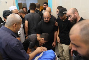 Cisjordania, Palestina.- En las fotos, durante el funeral de Nidal Ziad Al-Amer, después de que fuera asesinado por las fuerzas israelíes en la ciudad de Jenin, en Cisjordania, el 3 de julio de 2024. Un ataque israelí dejó cuatro muertos en el campamento de Nur Shams en Cisjordania ocupada, informó el Ministerio de Salud de la Autoridad Palestina.