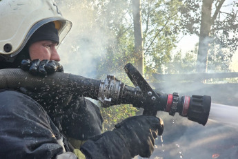 Járkov, Ucrania.- En las fotos, unidades de emergencias realizan tareas de rescate tras un nuevo ataque ruso en la región de Járkov, Ucrania el 24 de julio del 2024. El ejército ruso atacó con misiles tácticos Iskander-M un punto de despliegue temporal de 