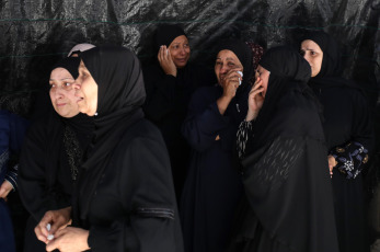 Cisjordania, Palestina.- En las fotos, durante el funeral de Nidal Ziad Al-Amer, después de que fuera asesinado por las fuerzas israelíes en la ciudad de Jenin, en Cisjordania, el 3 de julio de 2024. Un ataque israelí dejó cuatro muertos en el campamento de Nur Shams en Cisjordania ocupada, informó el Ministerio de Salud de la Autoridad Palestina.